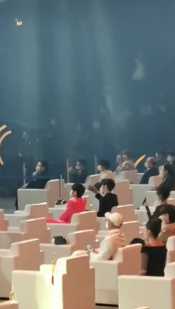 Baby走秀时，黄晓明在观众席举起手机拍摄。