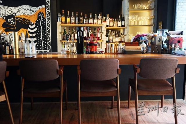 这间Iki_ya日式酒吧的风格低调奢华，有一张直线式宽敞的木质吧台，椅子也不像是一般酒吧的高脚椅。当和煦的阳光洒进来时，人也显得慵懒，此时再配一杯鸡尾酒，整个下午就会变得很美妙。