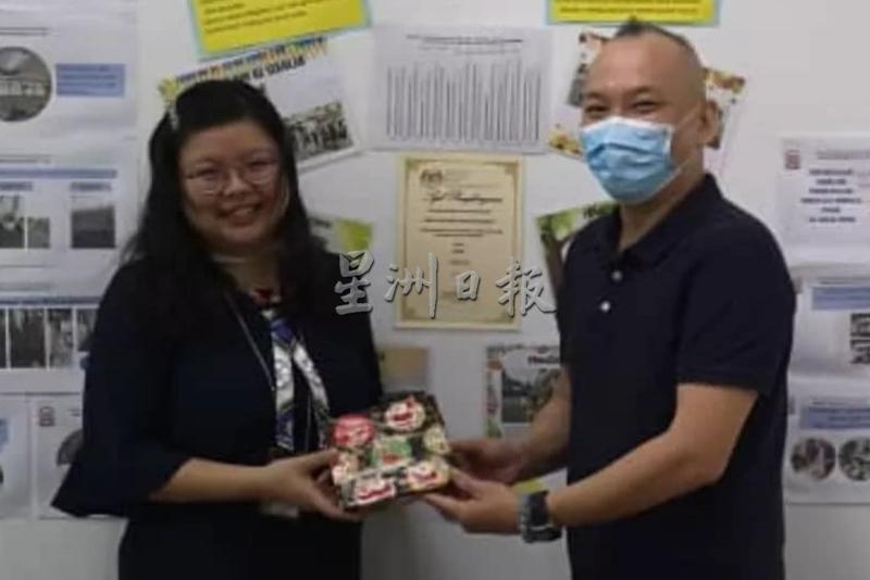 家协副主席吕旭宏（右）赠送纪念品予陈淑汶。