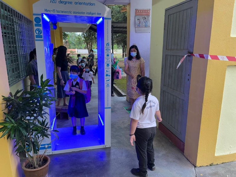 姚贞暖华小学前班及一、二年级学生有秩序排队走进“智能测温消毒通道”后，才回到各自班上。