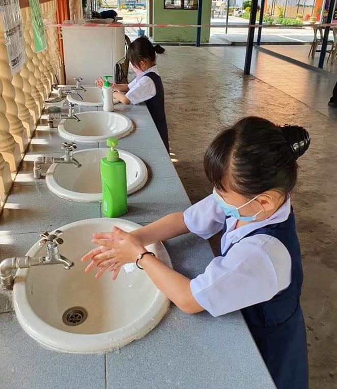 重返校园上课的学生，仍不忘防疫标准作业程序，勤洗手以防病毒感染。