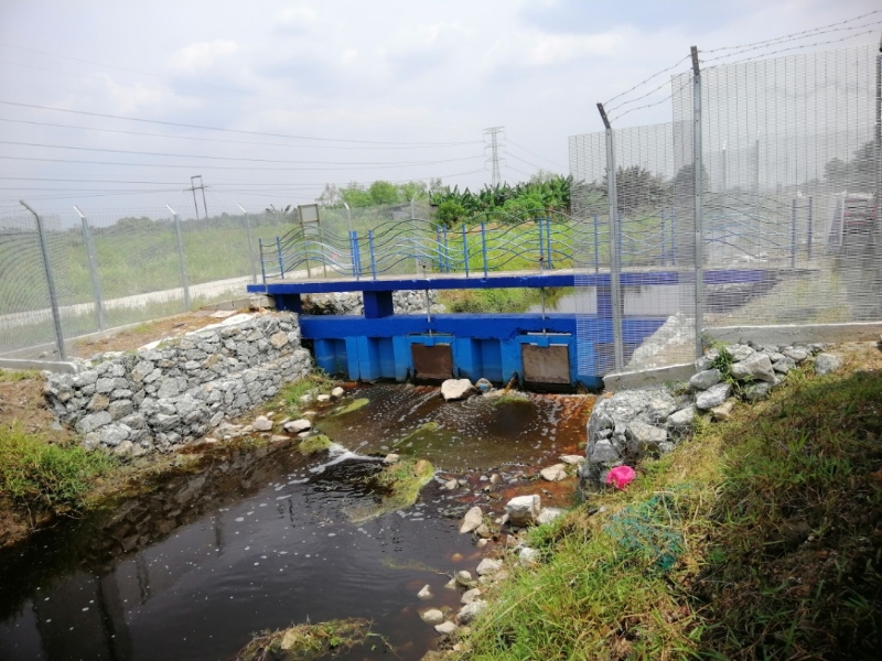 水利灌溉局关闭了挡水闸，以存储足够水源供消拯局扑灭旱天林火。