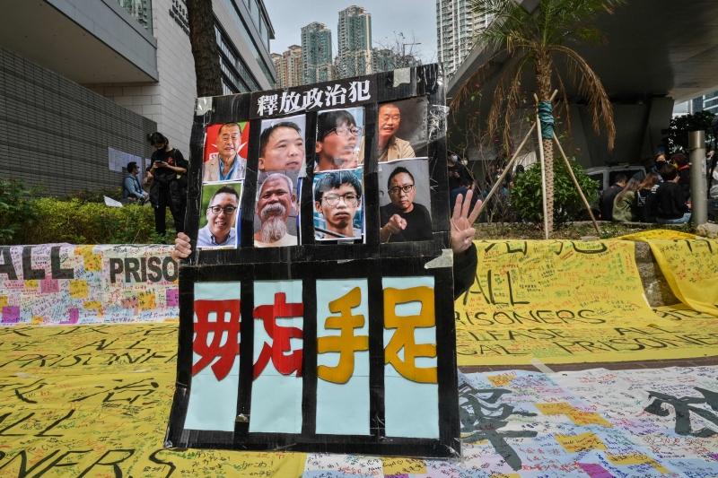 有市民在西九龙裁判法院外放置海报和横幅，声援被控和被捕的人士。（图：法新社）　

