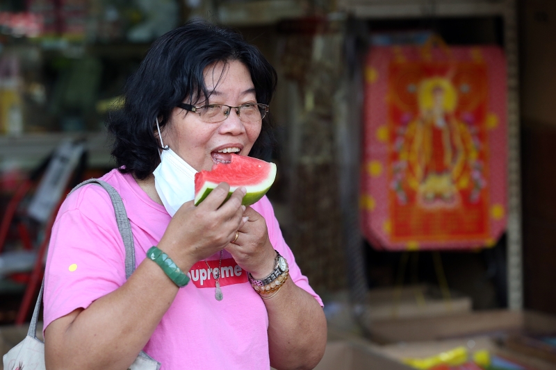 天气炎热，让人忍不住在外吃起能够消暑的西瓜。