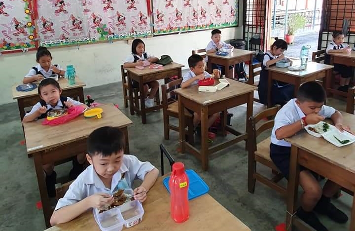 下课仍无法到食堂用餐，学生只能自备便当，在教室内进食。