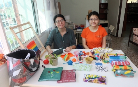 王美玲（左）和徐丽昀在2019年发起“重塑新生计划”，寄望更多人参与，由下而上推动政策的改革，减轻塑料污染问题。