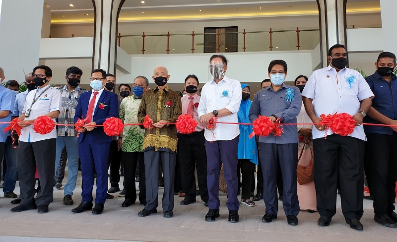 拉威（右起）、莫哈末拉菲益、安华及林法坤为新开业酒店，进行剪彩仪式。