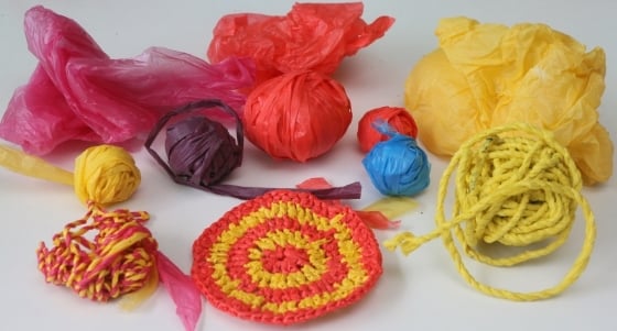 把塑料袋洗净并剪成条状，可充当坚韧的绳子，或编织成富有艺术感的装饰品。