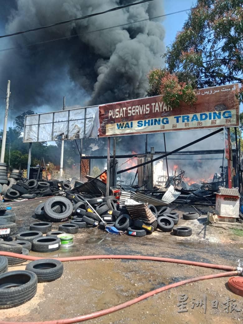 轮胎店遭大火烧成废墟。