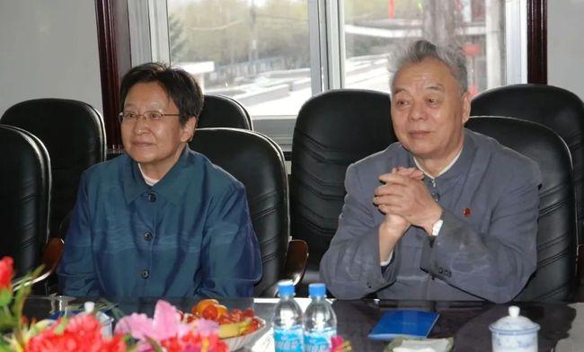 王景清（右）是毛泽东女儿李讷（左）的丈夫。（图：互联网）