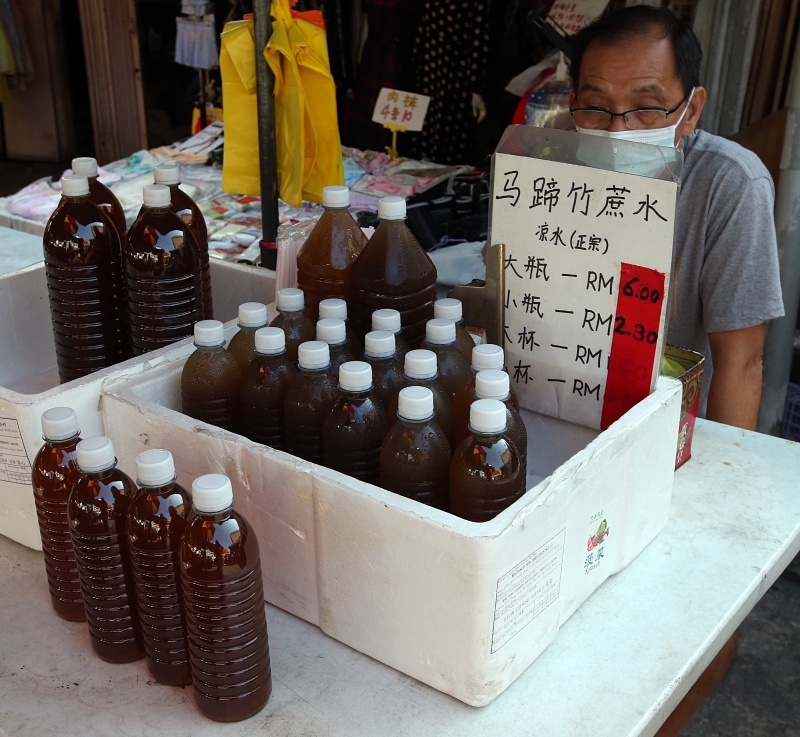 一些小贩也会煲煮凉水，拿到市场上售卖，也是不少人的选择之一。
