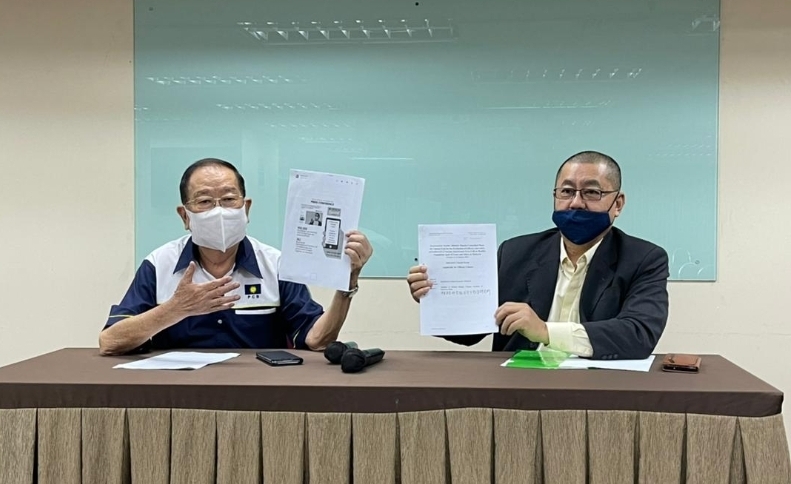 张天赐（左）及汤木向媒体展示他接获来自医学界人士有关接种疫苗事宜的投诉。