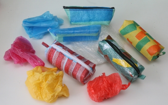 利用废弃塑料品改造的包包，其花纹和色泽都不尽相同，每件物品都独一无二。
