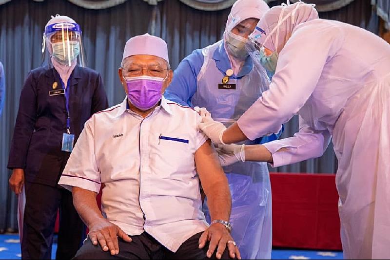 阿末耶谷（坐者）成为吉兰丹冠病疫苗接种推介仪式上，接种疫苗的第一人。