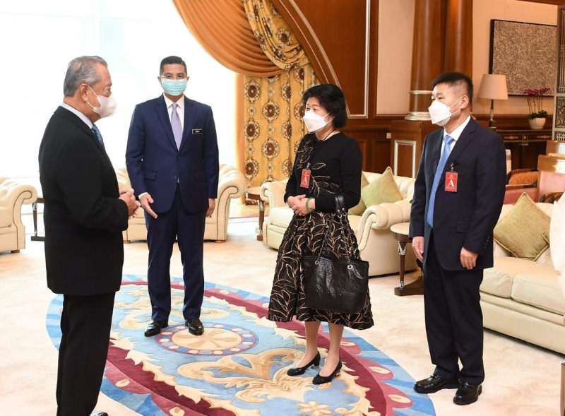 慕尤丁（左一）接待到访的玖龙纸业董事长张茵和副行政总裁张成飞（右一），左二为阿兹敏。
