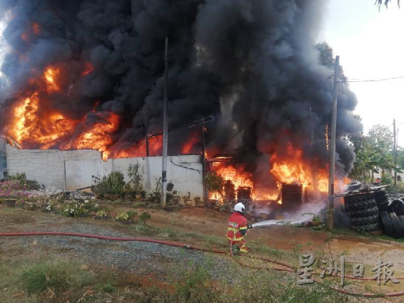 轮胎店遭大火吞噬，消拯员奋力灌救。