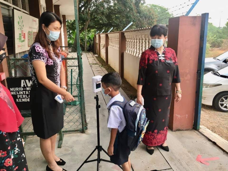 学生进入校园前，须检测体温及使用消毒搓手液。