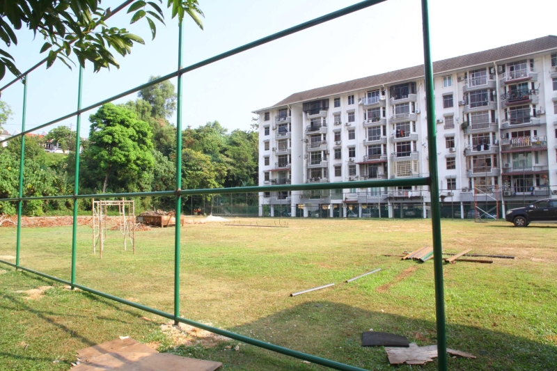 公园内的足球场获增设围篱，以解决足球砸到毗邻公寓住宅的问题。