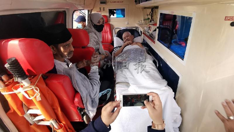 生病且行动不便的老人由救护车载送至斯里依斯干达RSK。