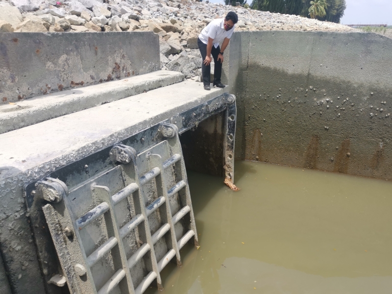 巴生港口英达岛拉古纳园水闸门已损坏，阿兹米占已联系水利灌溉局尽快派人维修。