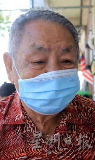 登记者黄金德（85岁）：我与71岁的太太皆无智能手机，即使有也不懂得使用，所以从报章得知此项活动后，特意前来登记。我也呼吁全民接种疫苗，保护自己、保护他人。