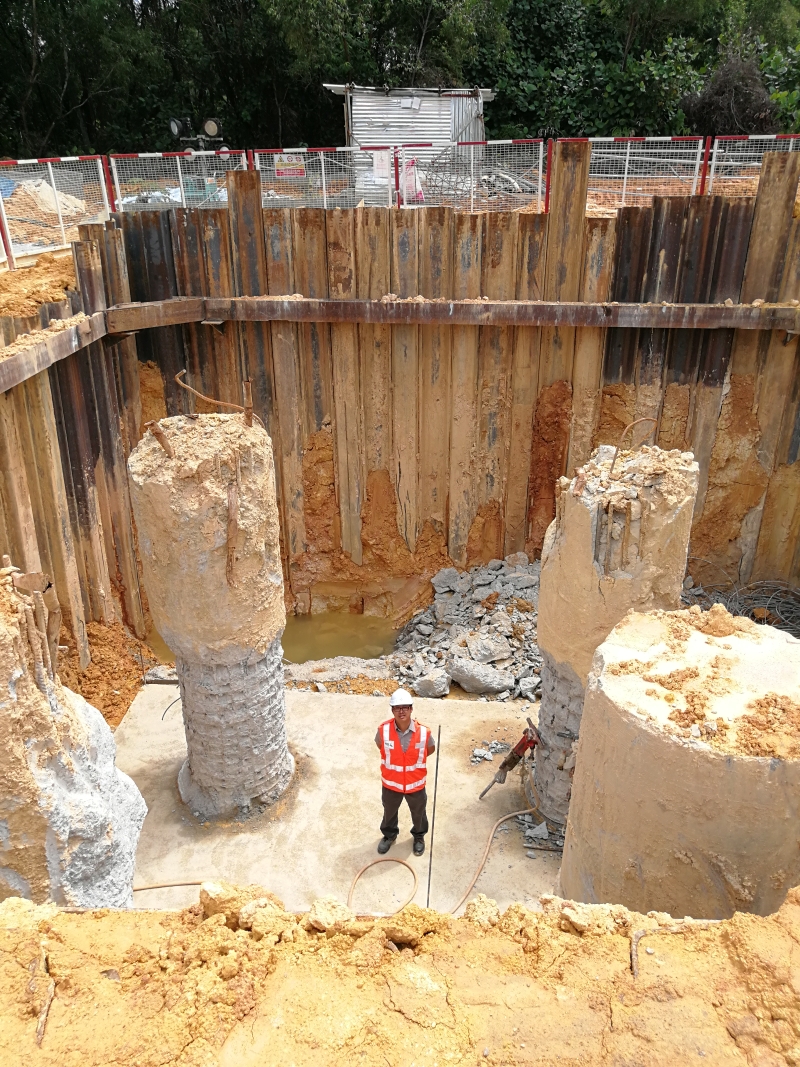 桥樑的围堰工程。 桥樑的围堰工程。