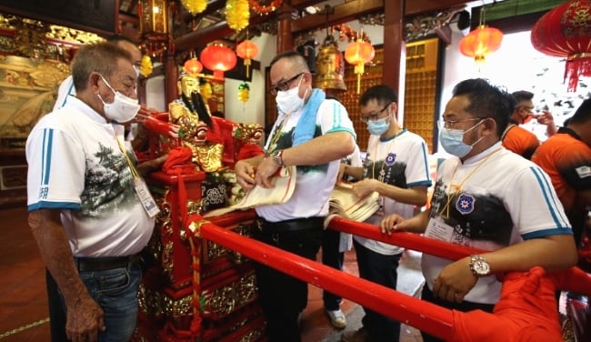 One of the deities invited to sit on an elevated sedan chair meant for the parade. SIN CHEW DAILY One of the deities invited to sit on an elevated sedan chair meant for the parade. SIN CHEW DAILY