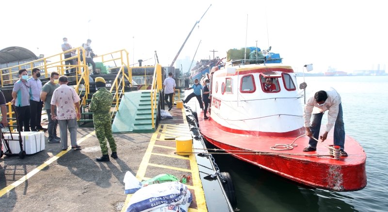巴生南港客运码头在提升浮台设施后，上午9时许迎来第一艘川行吉胆岛及五条港的冷气快艇靠岸。