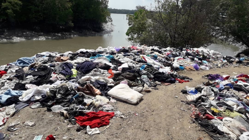 巴生英达岛原住民村码头河岸边惊现一堆废弃衣物，数量多到吓人！