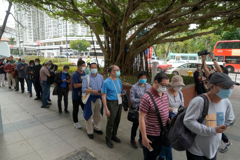 香港政府2月26日起为包括60岁以上民众在内的优先族群接种冠病疫苗。（美联社照片）