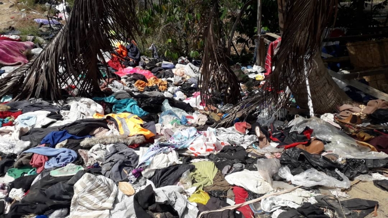 数以千计的衣物，全堆积在巴生英达岛原住民村码头河岸边，令人乍舌！