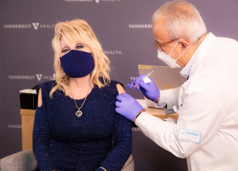 桃莉芭顿去年捐出100万美元给范德比大学医学中心用在疫苗研究，3日也分享自己接种疫苗的视频，贴文写着“桃莉打了一剂她自己的药”。