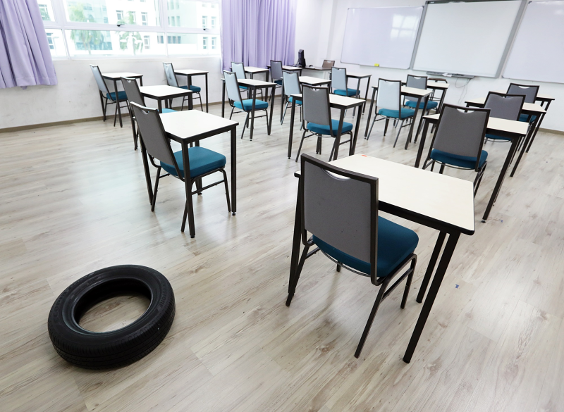 随着教学空间换为线上课堂，实体课室呈一片安静与空荡。