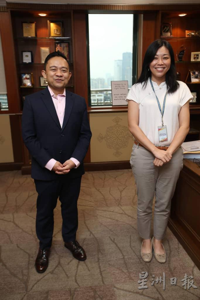 旺赛夫(左)接受星洲日报特约记者郭秋香的专访后合影。