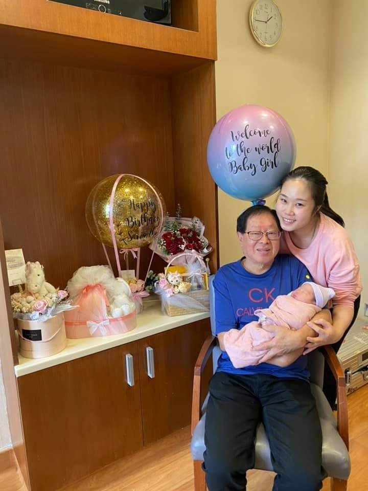 31岁的凯儿为73岁拿督老公再生一女，凑成“好”字，气球更写上“Welcome to the world！Baby Girl”。