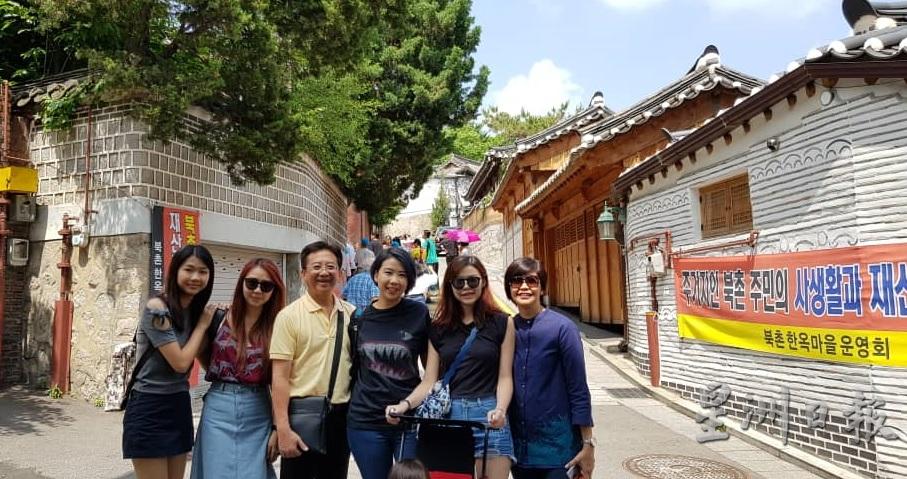 郑庭忠(左三)一有机会就会带家人一起到处去旅游,图为一家人在韩国首尔留影。 郑庭忠(左三)一有机会就会带家人一起到处去旅游,图为一家人在韩国首尔留影。