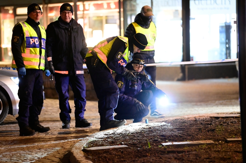 瑞典警方于案发后到现场搜证。（美联社照片）