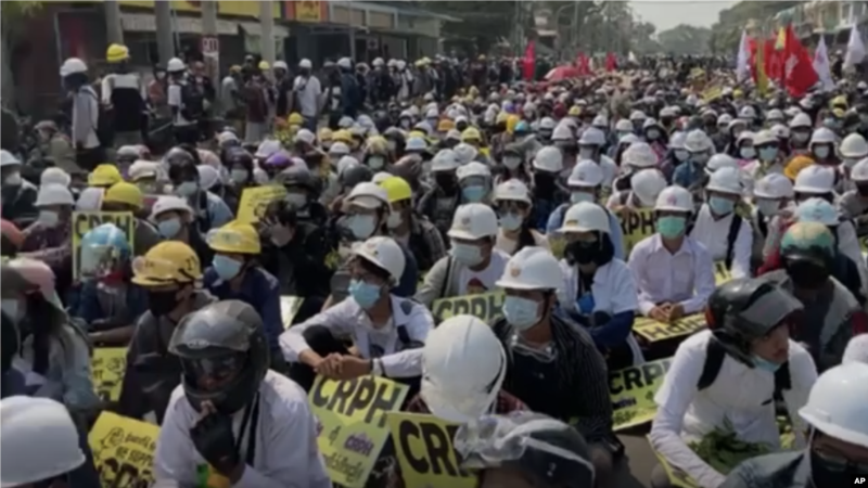 尽管军警的行动升级，但缅甸民众毫不畏惧，周四再次走上街头抗议。
