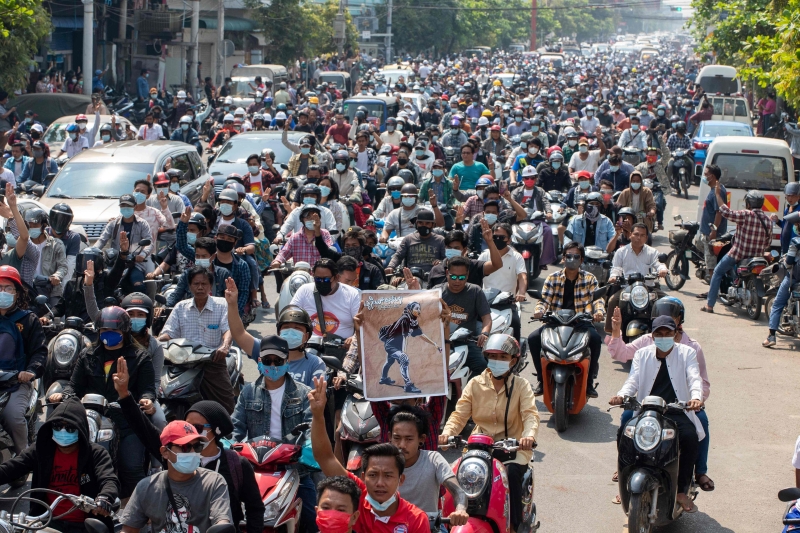 成千上万的缅甸人自动自发地参加玛良乌的葬礼游行，为她送别。