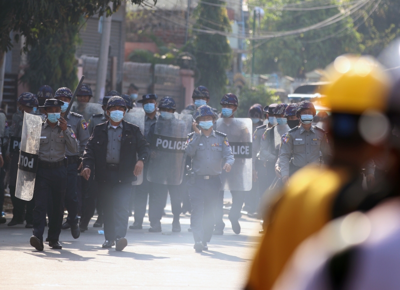 缅甸军警继续驱散示威者。