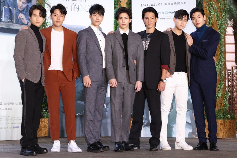 石知田(左起)、张睿家、林子闳、杨宇腾、与座重理久、李齐、罗德弘出席《'第二名的逆袭》首映。