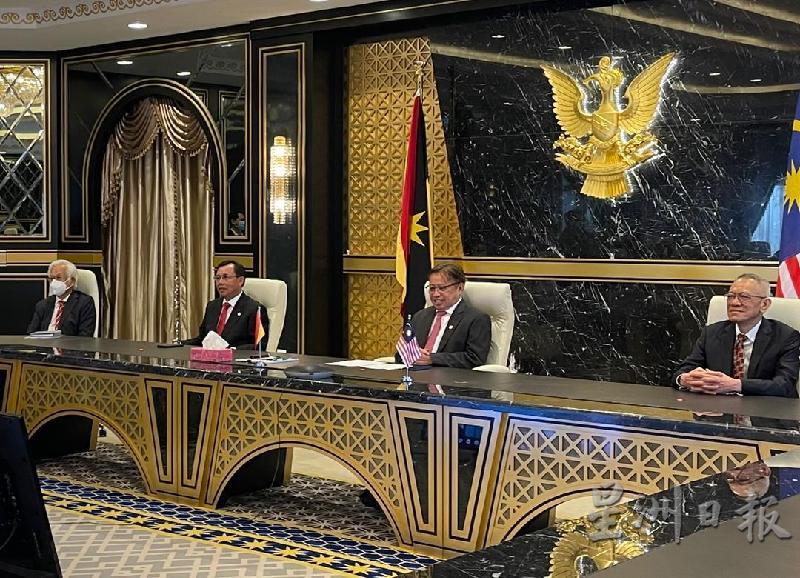 砂首长阿邦佐哈里（右二）见证砂电力供应有限公司（SESCO）与马来西亚LNG有限公公司签署投资条款书，左起为砂能源公司阿都哈密实巴威及公用事业部长伦迪，右为国油非执行董事依布拉欣。
