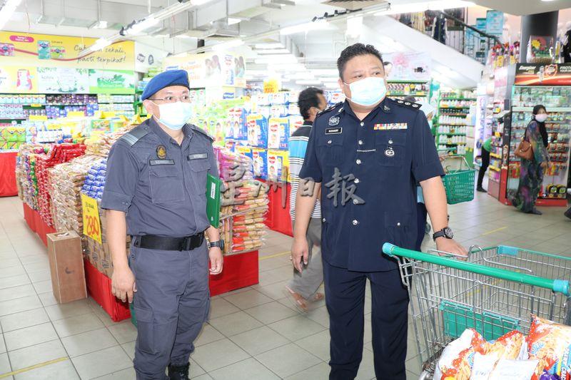 古赛里助理警监（右）和关税人员在商场里进行检查时影。
