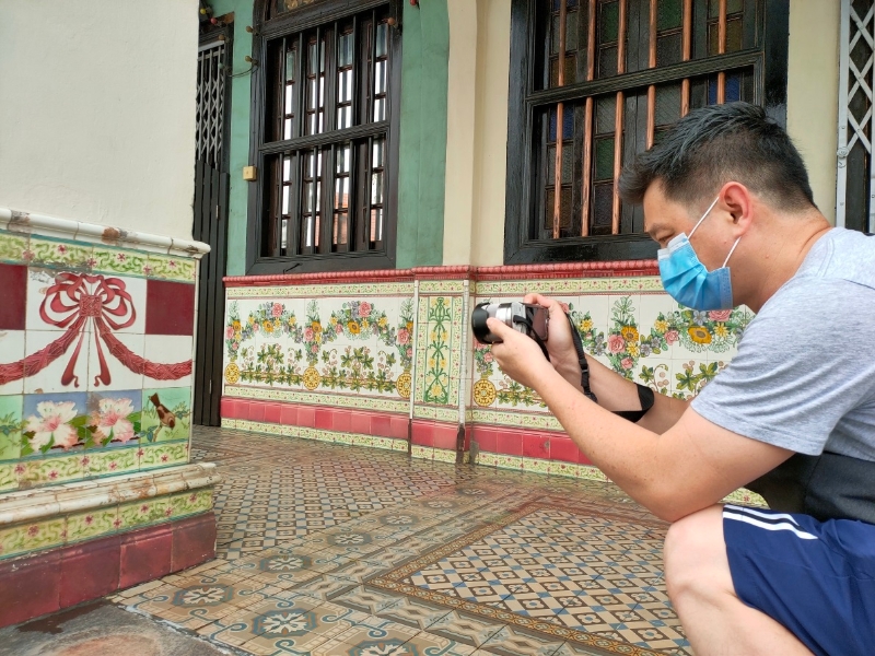 在吉隆坡的星期天或回到麻坡的时候，颜清祥都会抽空到处去拍下各栋古老独特建筑物之精髓，留作麻坡建筑历史图片资料，供日后参考。