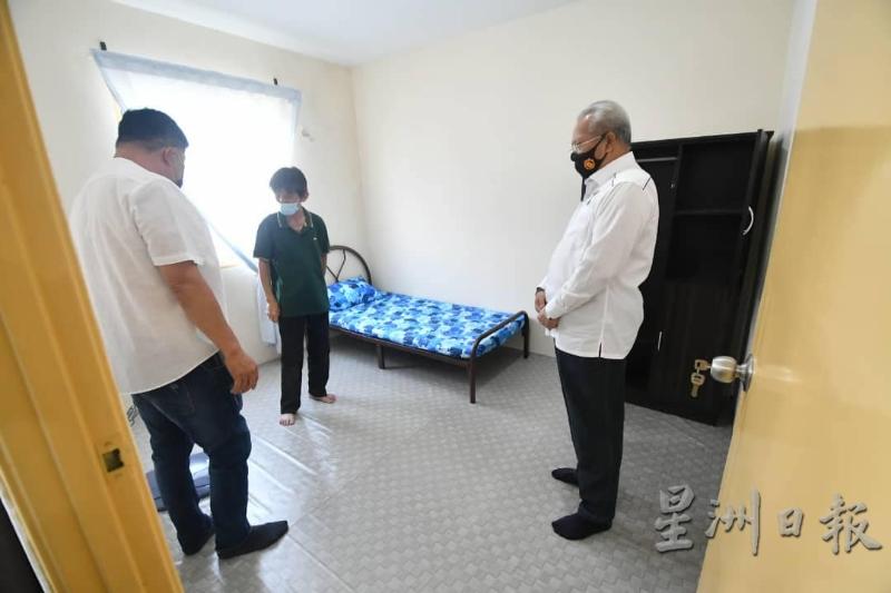 梁中强（中）在安努亚慕沙（右）与关志庭陪同下，检查本身获分配到的沙叻秀马来西亚房屋。