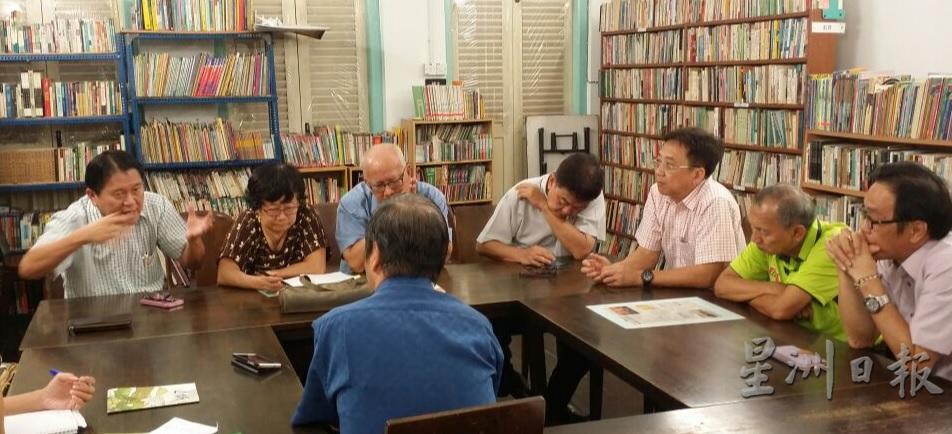 林连玉基金会州与中央领导交流,右三为郑庭忠。 林连玉基金会州与中央领导交流,右三为郑庭忠。