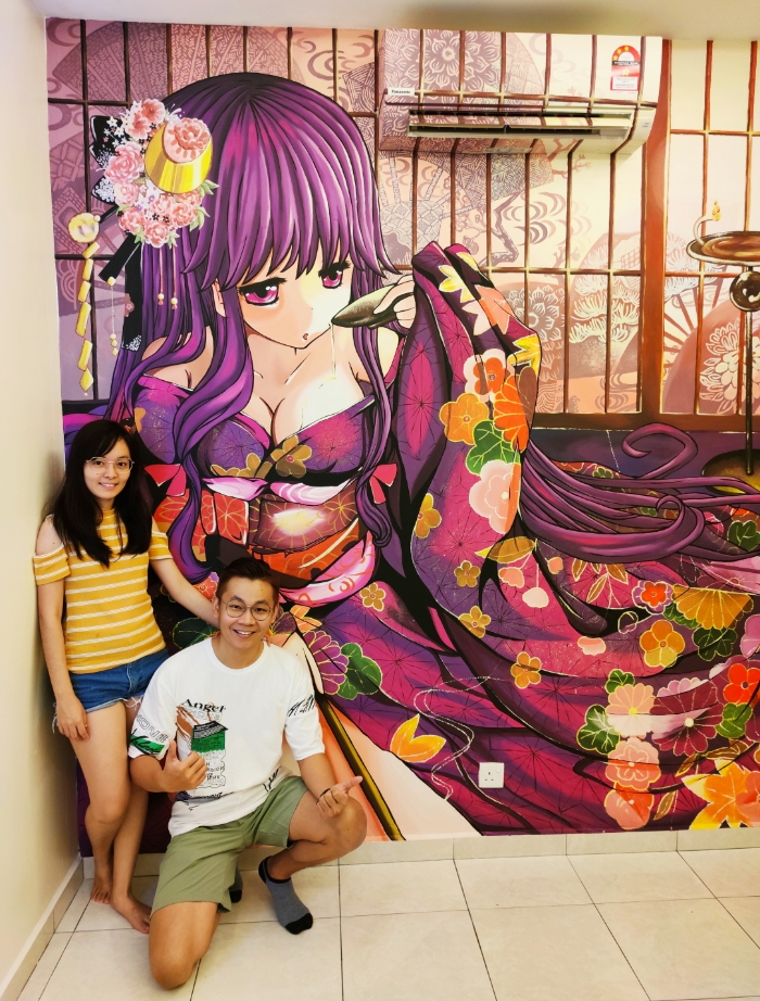 郭梓健（右）和女友彭嘉雯携手合作，共同经营壁画事业。