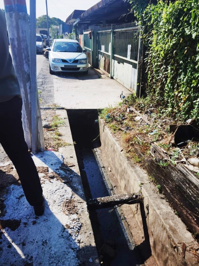 居民在住家前擅自建设“封死”的洋灰盖，导致承包商清理沟渠的工作受阻。