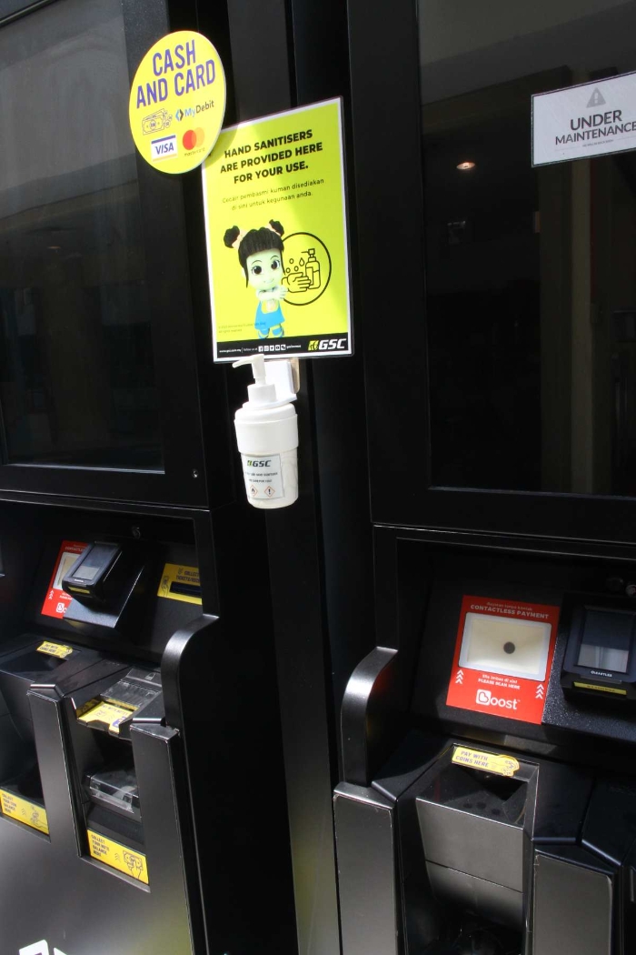 购票机器旁也会放置消毒搓手液。