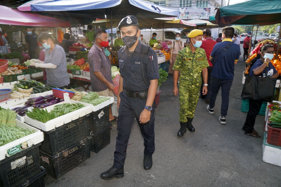 巴刹依然有警员和志愿警卫局队员驻守，确保公众有遵守SOP。